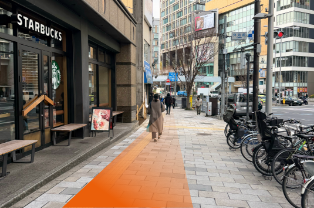 地上(1a)に出て、スターバックスさんを左手に直進します。