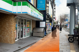 ファミリーマートさんを左手にそのまま直進します。