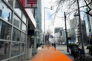 郵便局を左手にそのまま直進すると交差点に突き当ります。