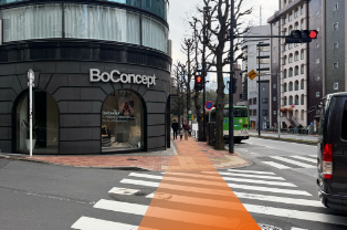 横断歩道を渡り直進します。