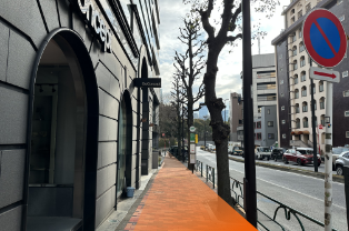 BoConceptさんを左手に直進します。すぐ隣の建物が店舗となります。