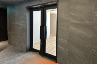 エレベーター降りてすぐ右手が入口です。